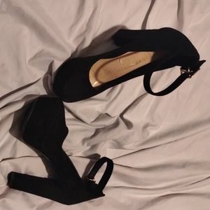 I'm selling black heels their 6 inch heel